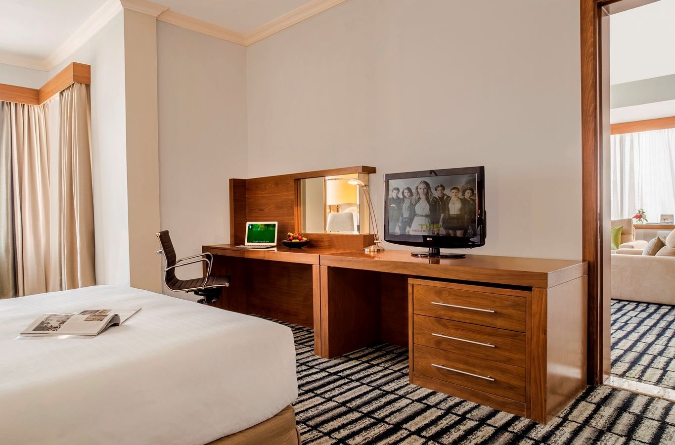 rooms-one-bedroom-suite-with-balcony