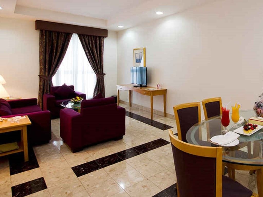 rooms-2-broom-ambassador-suite