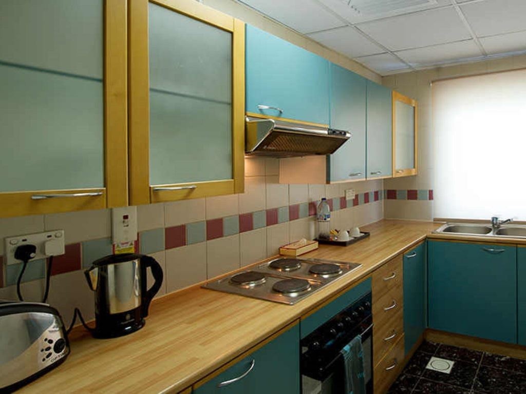 rooms-2-broom-ambassador-suite