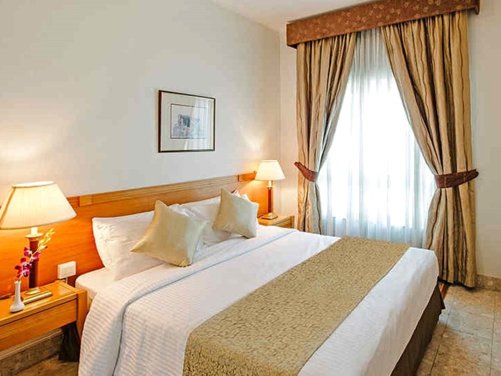 rooms-2-broom-ambassador-suite