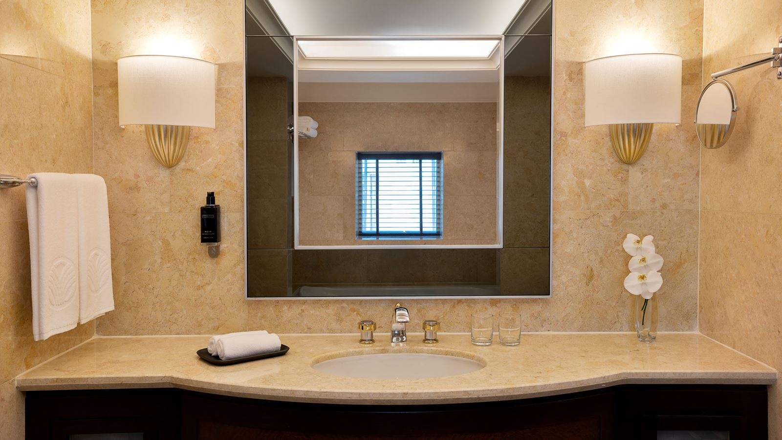 rooms-sea-view-suite-with-balcony-and-lounge-access