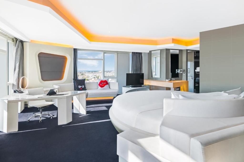 rooms-round-bed-valor-suite