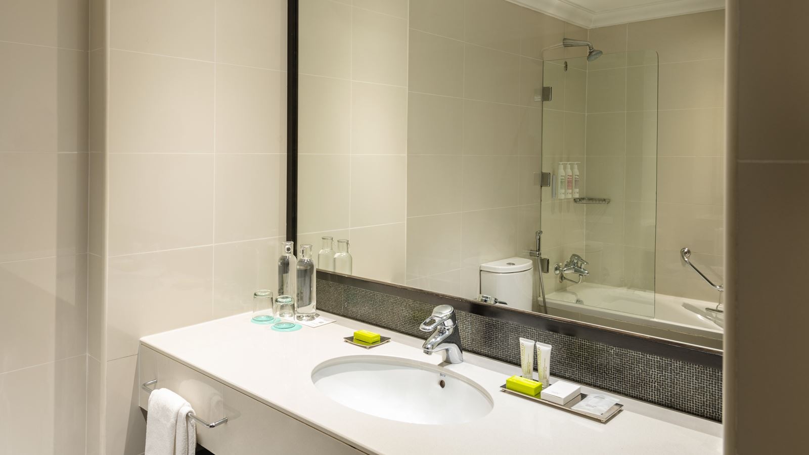 rooms-deluxe-room-skyline