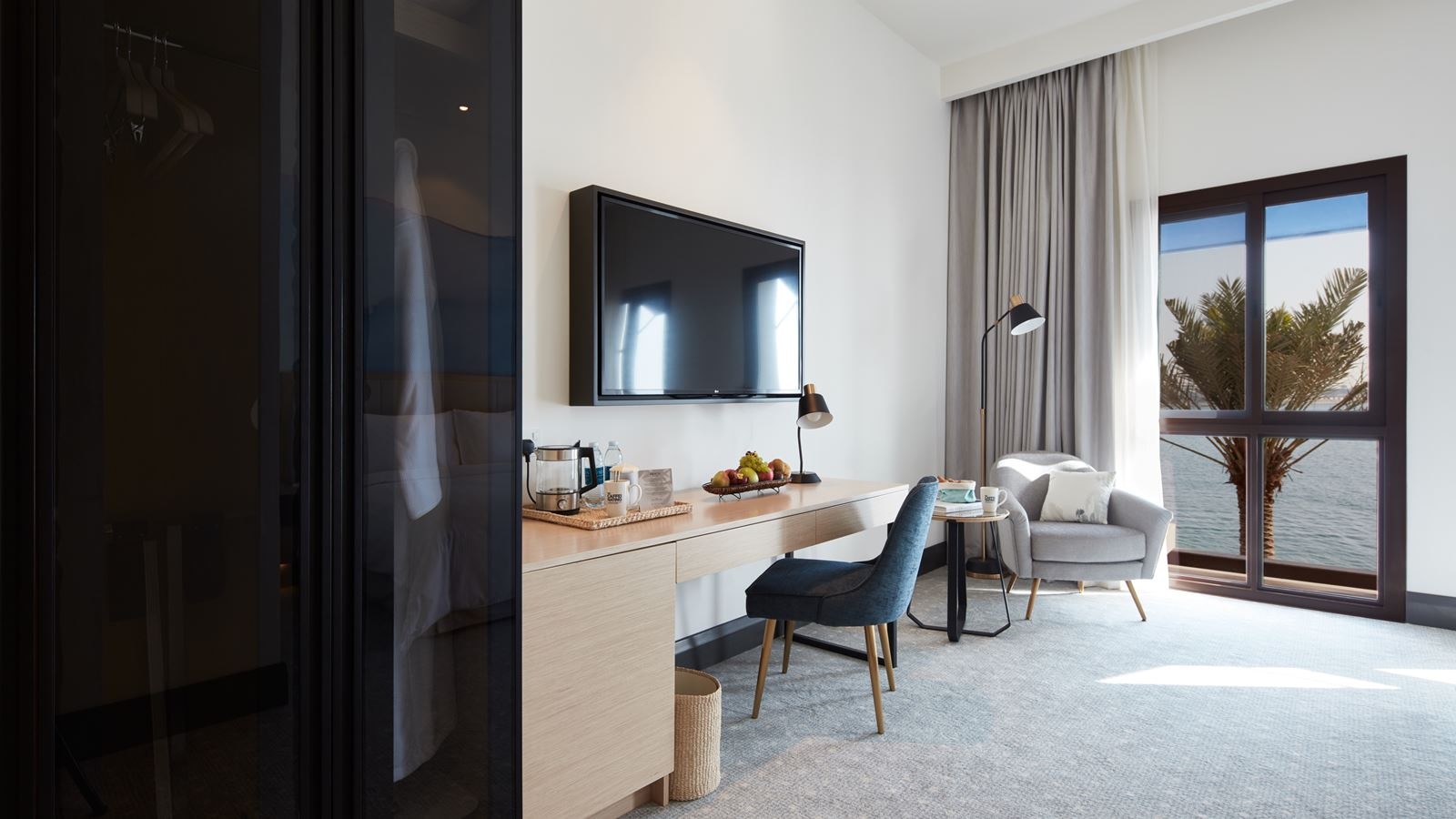 rooms-deluxe-room-partial-sea-view