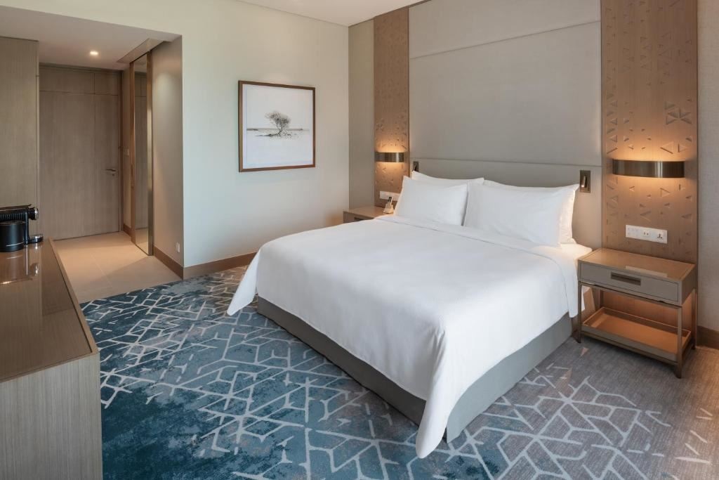 rooms-deluxe-room-city-view