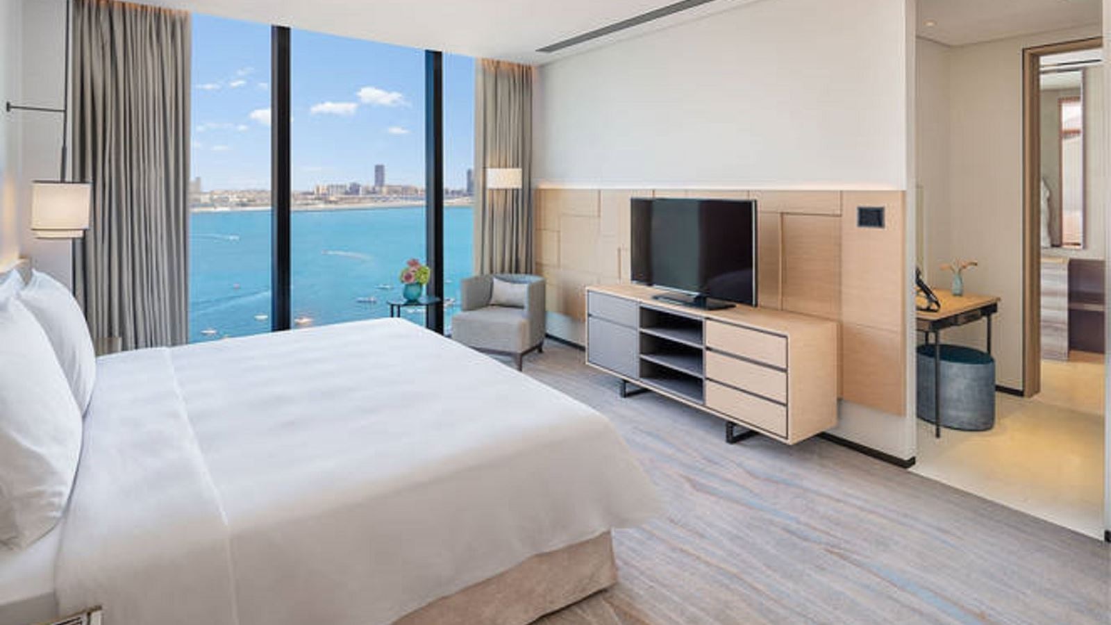 rooms-executive-suite-w-balcony