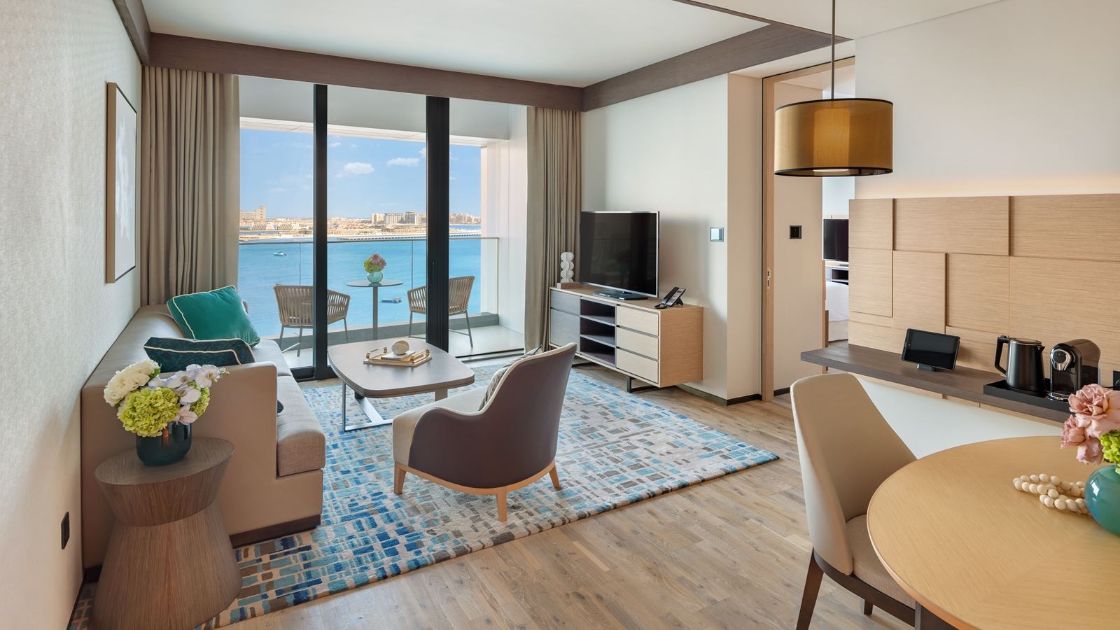 rooms-club-one-bedroom-executive-sea-view-suite