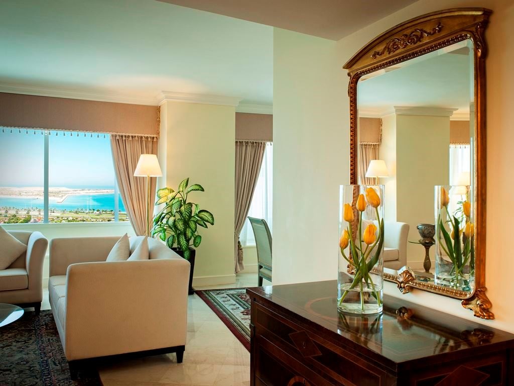 rooms-royal-club-room