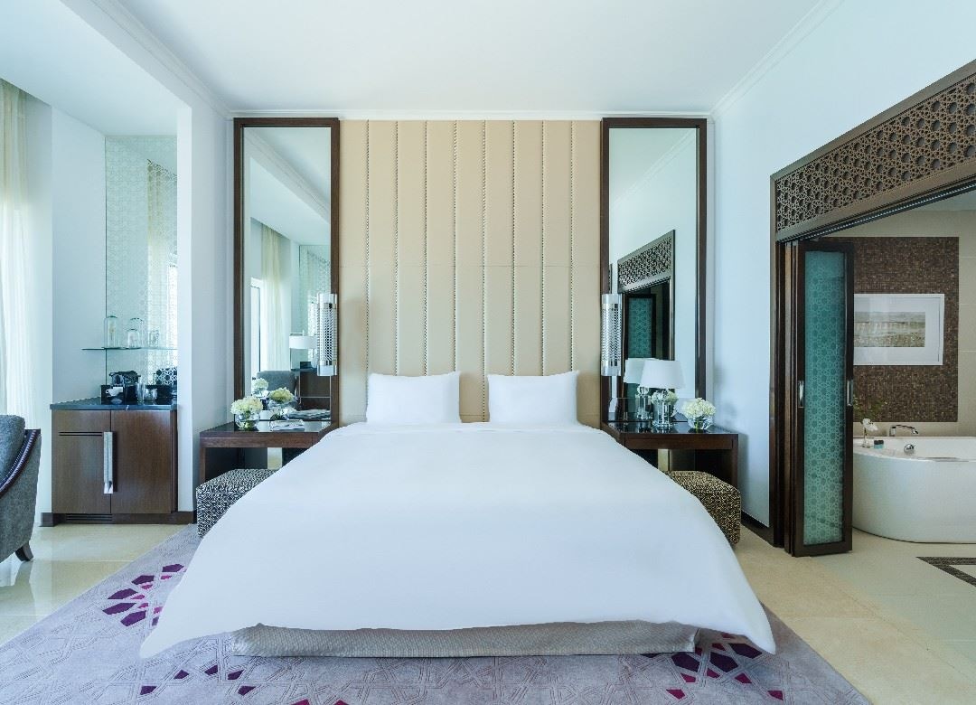 rooms-deluxe-room-corniche-view-king--twin