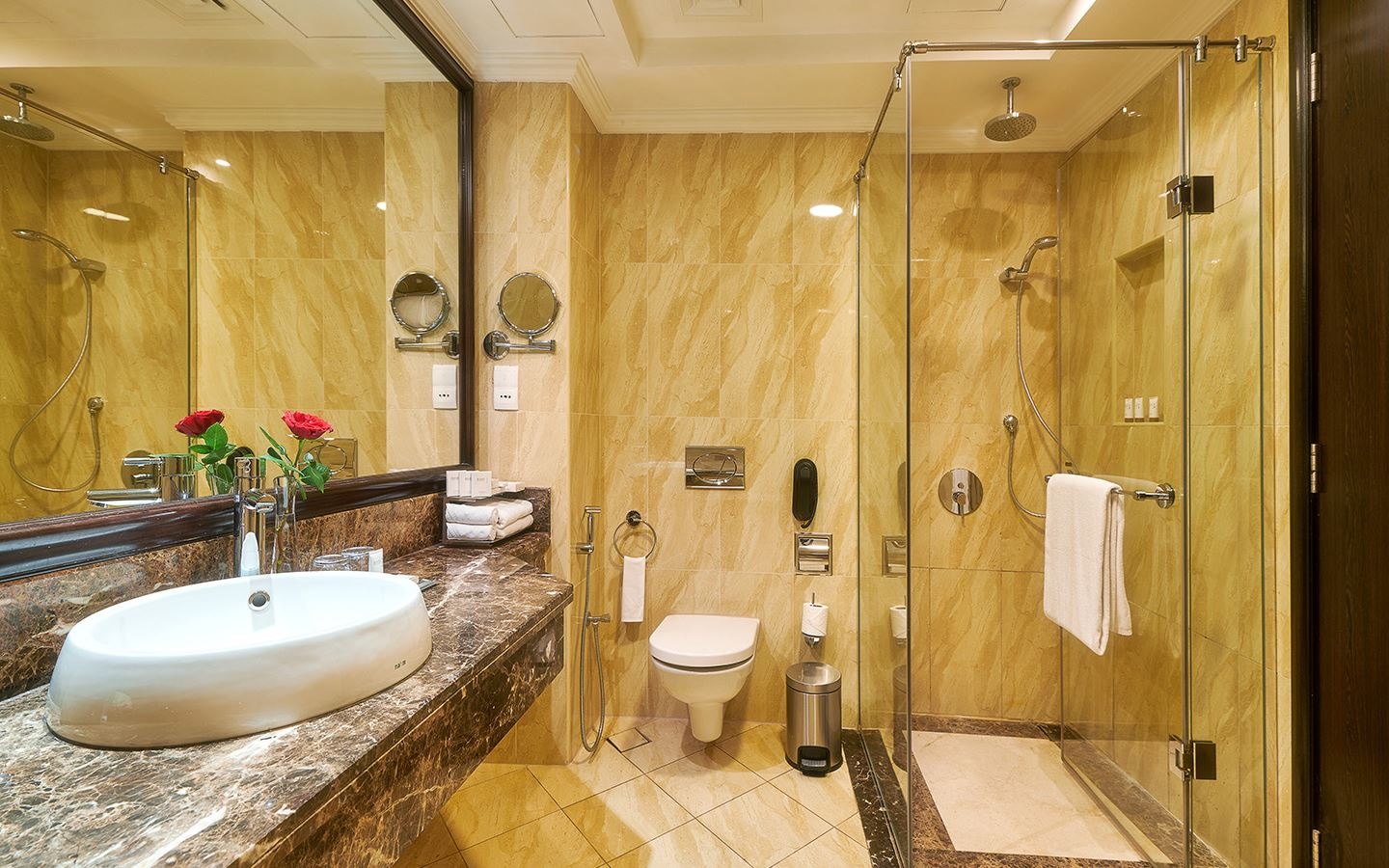 rooms-deluxe-sea-viewking-beds