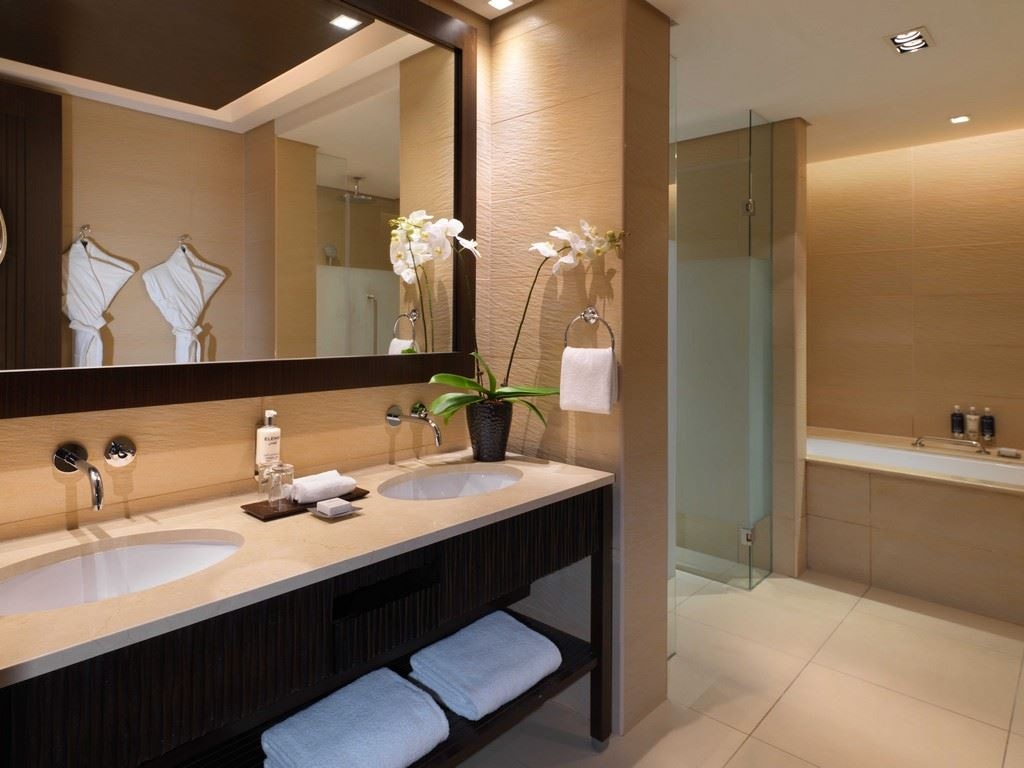 rooms-premier-lagoon-view-room