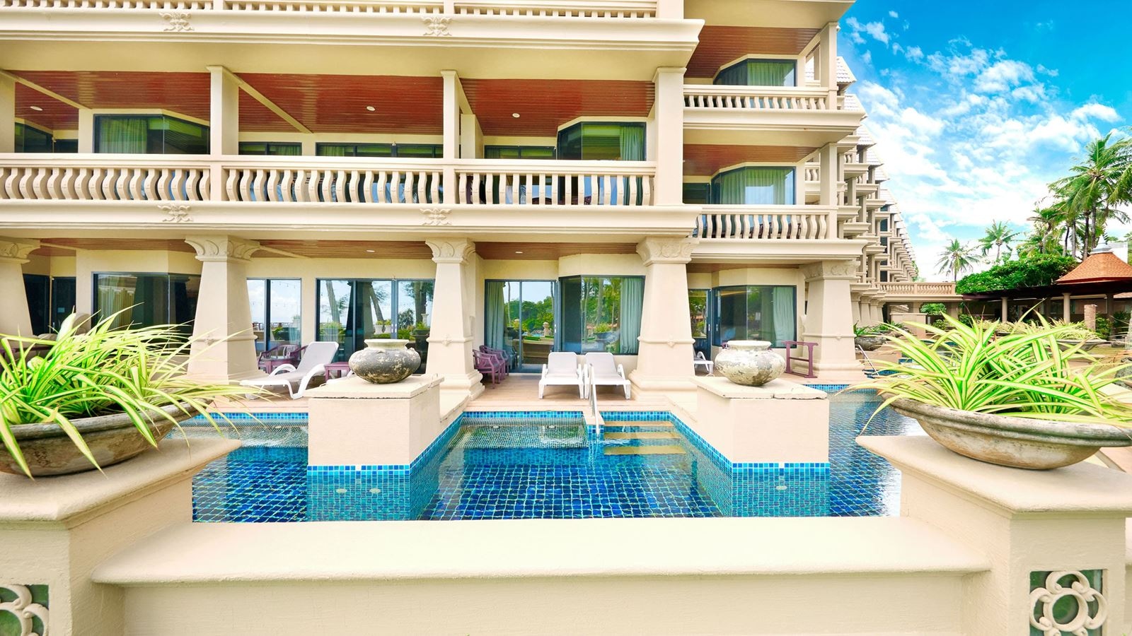 rooms-deluxe-pool-access