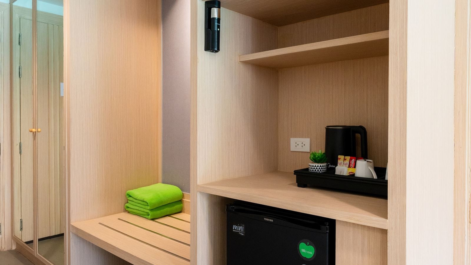 rooms-deluxe-pool-view