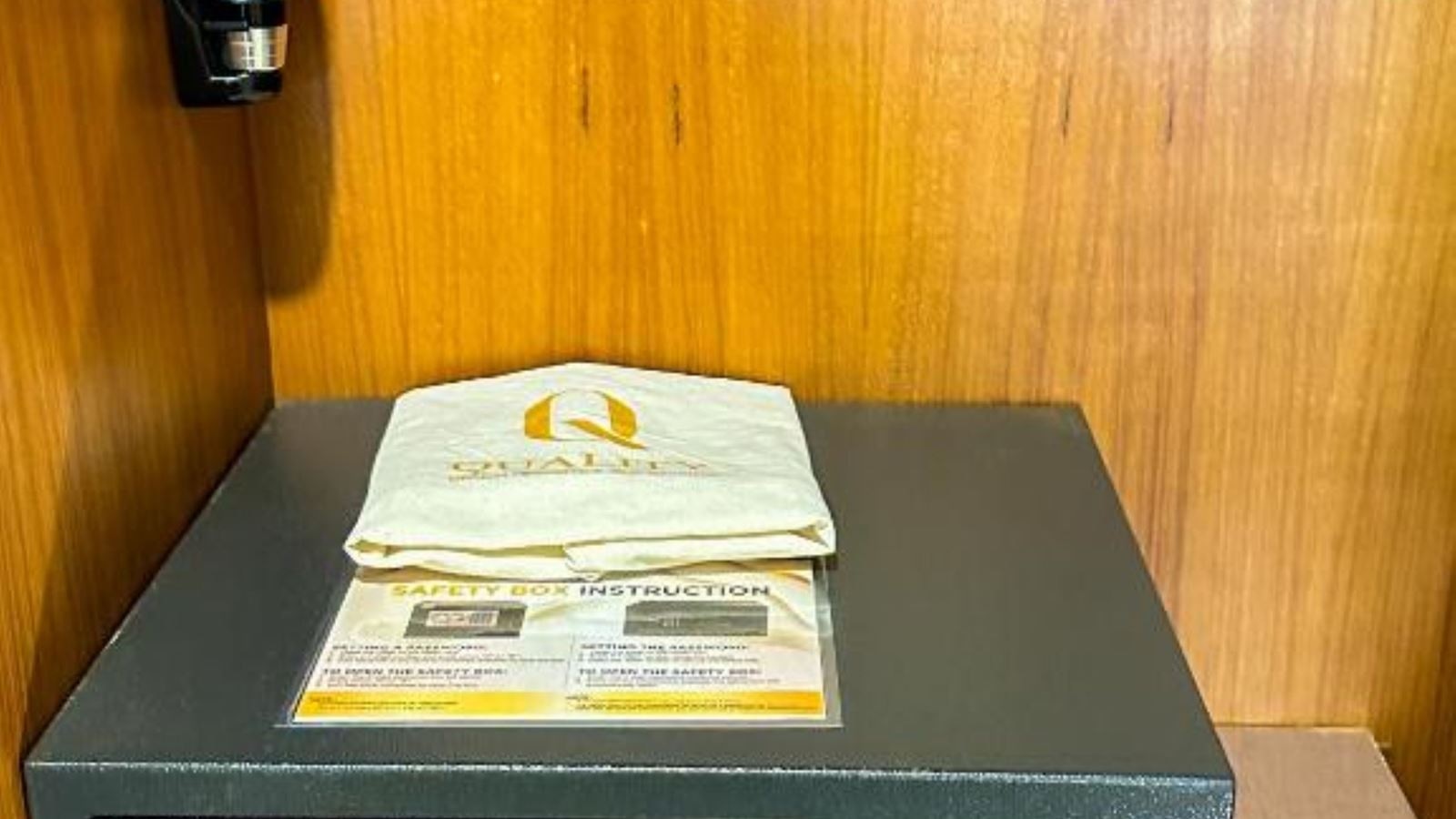 rooms-deluxe-balcony-king