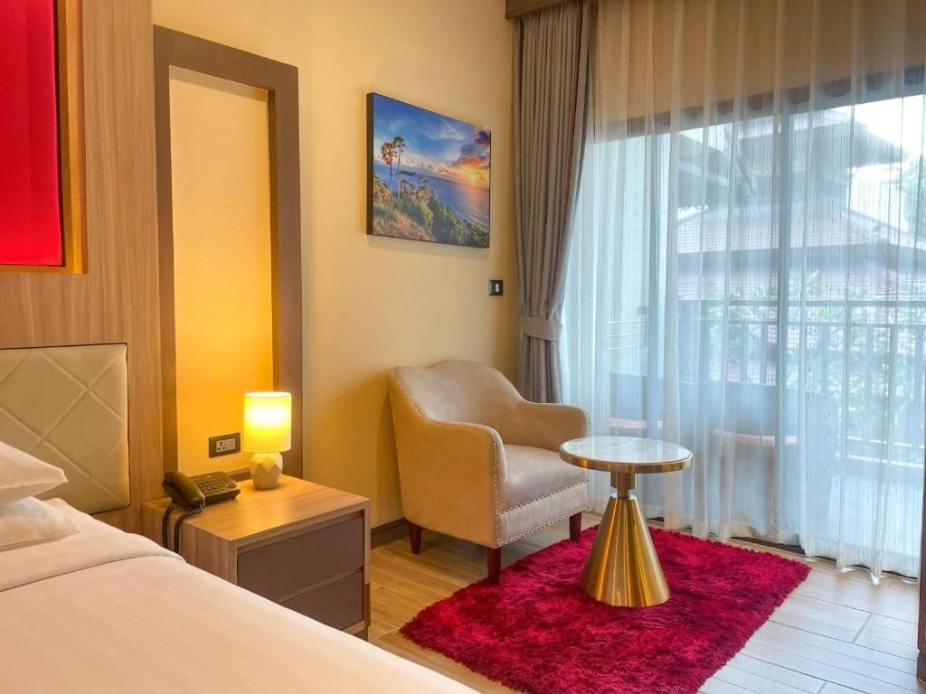 rooms-deluxe-balcony-king-pool-view