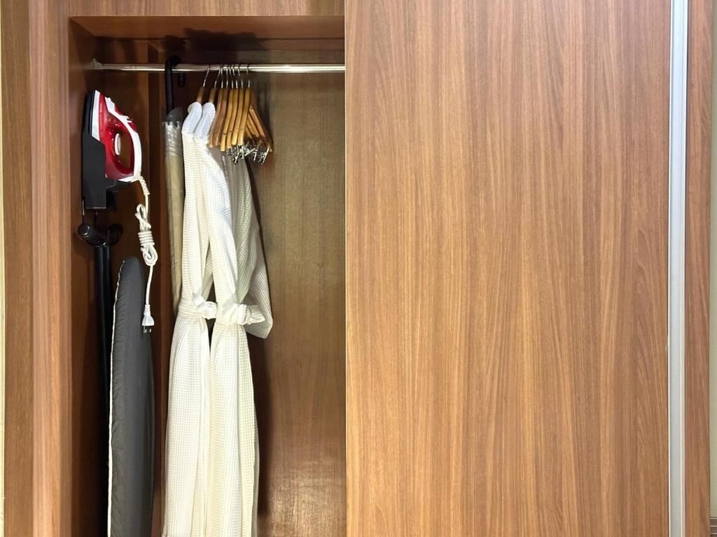 rooms-deluxe-balcony-king-pool-view