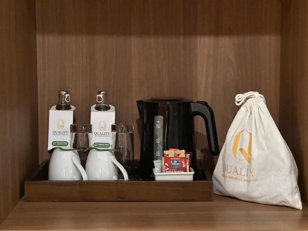 rooms-deluxe-pool-front