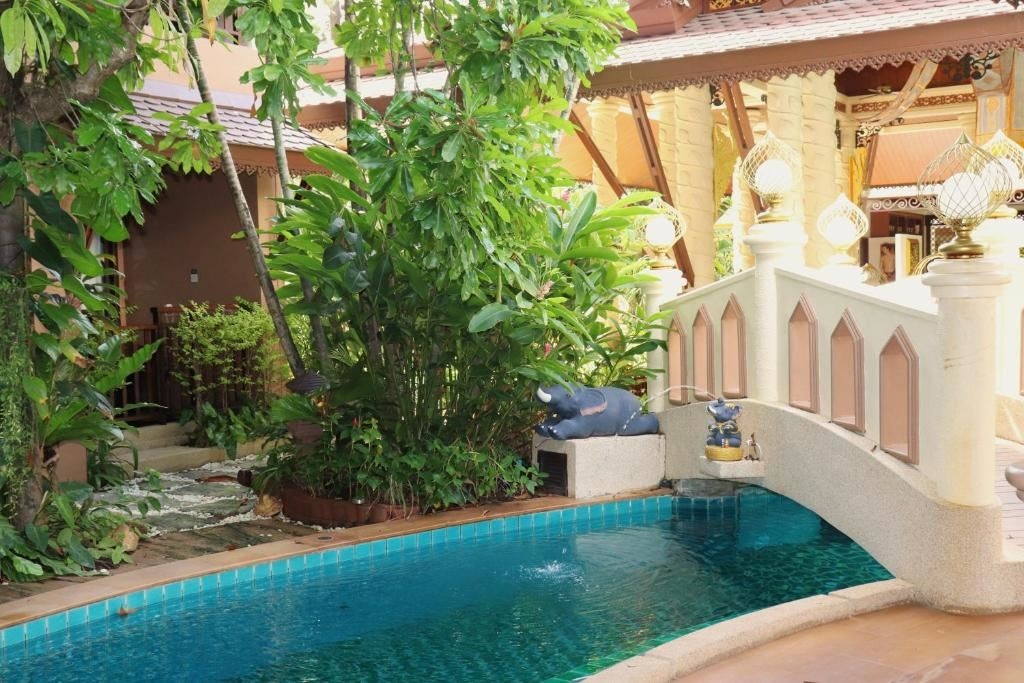 rooms-deluxe-pool-front