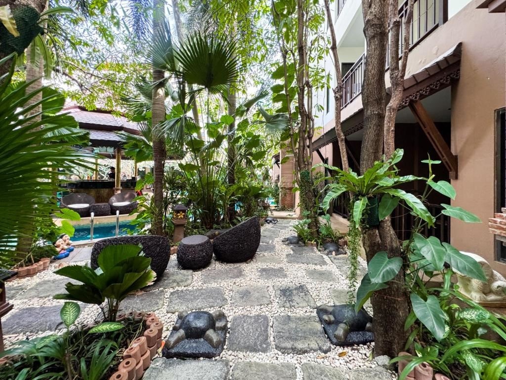 rooms-deluxe-pool-front