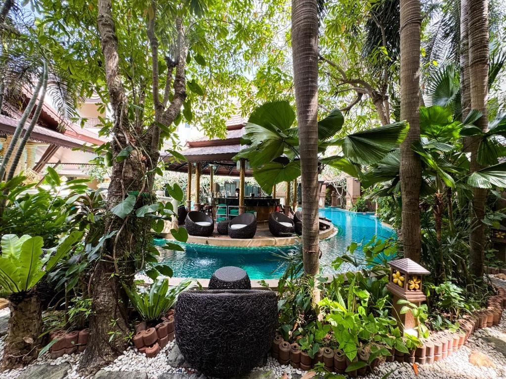 rooms-deluxe-pool-front