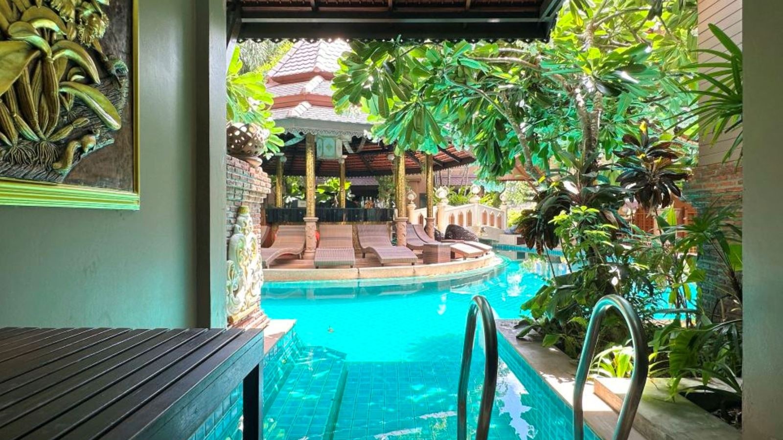 rooms-deluxe-premium-pool-access