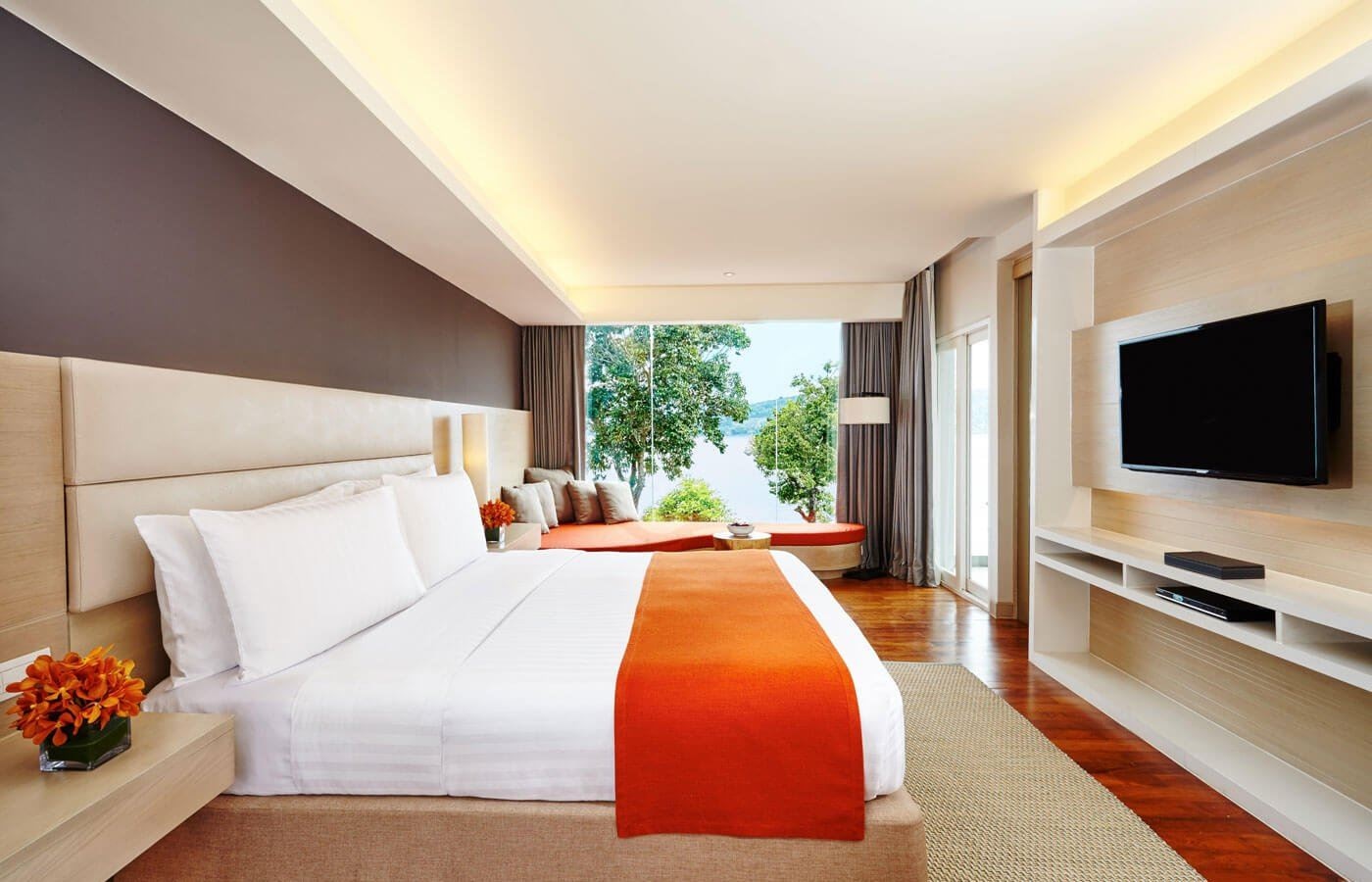 rooms-junior-suite-ocean-front-balcony