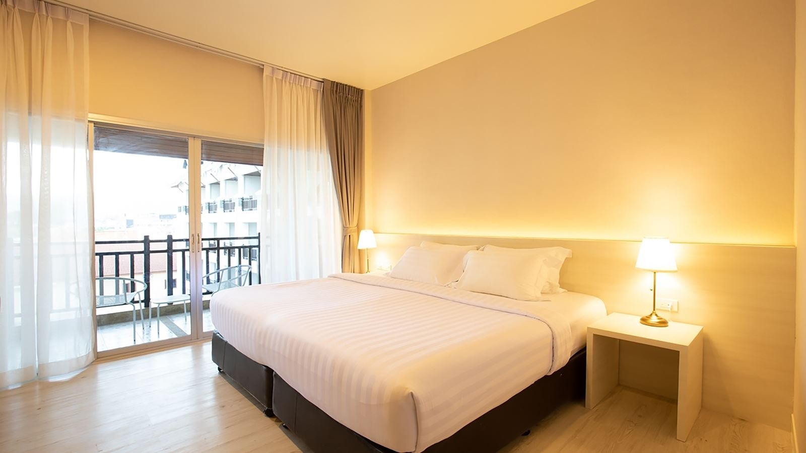 rooms-deluxe-pool-view