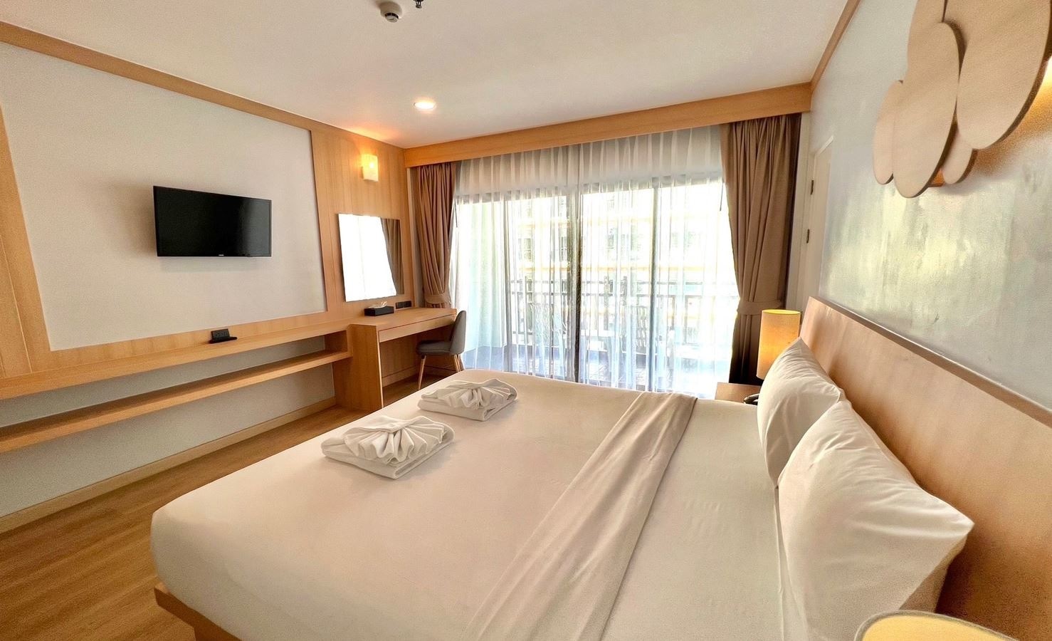 rooms-deluxe-pool-view