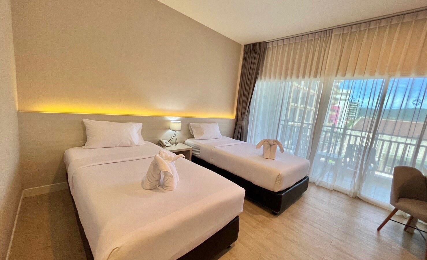 rooms-deluxe-pool-view