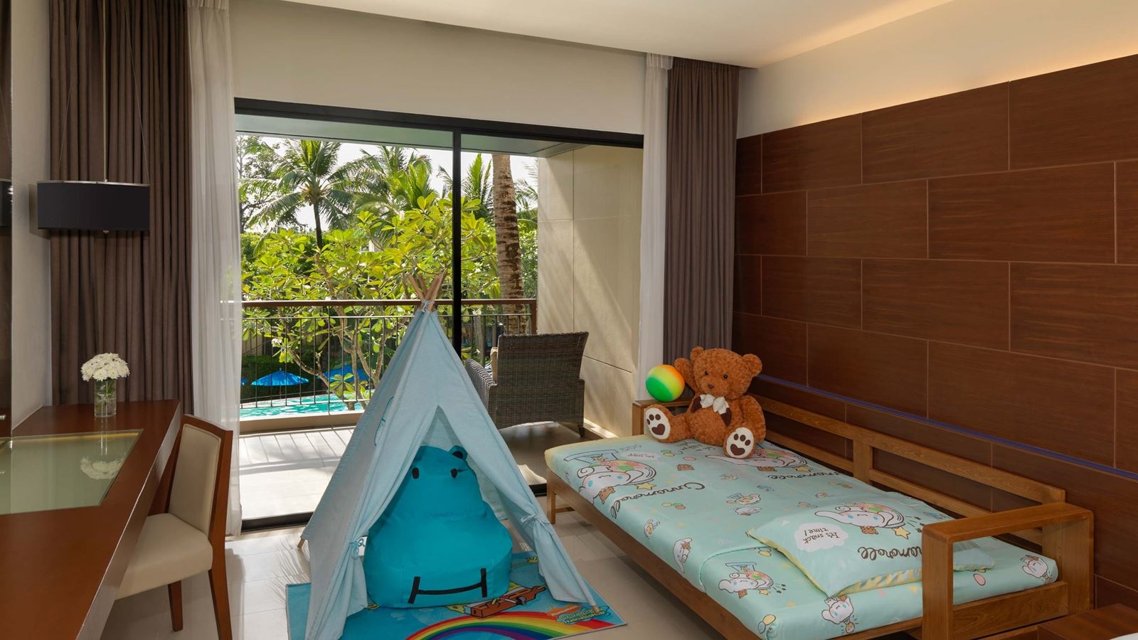 rooms-deluxe-room-pool-view