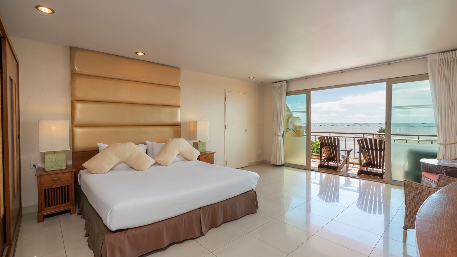 rooms-deluxe-sea-view--double-room-only-double-bed-