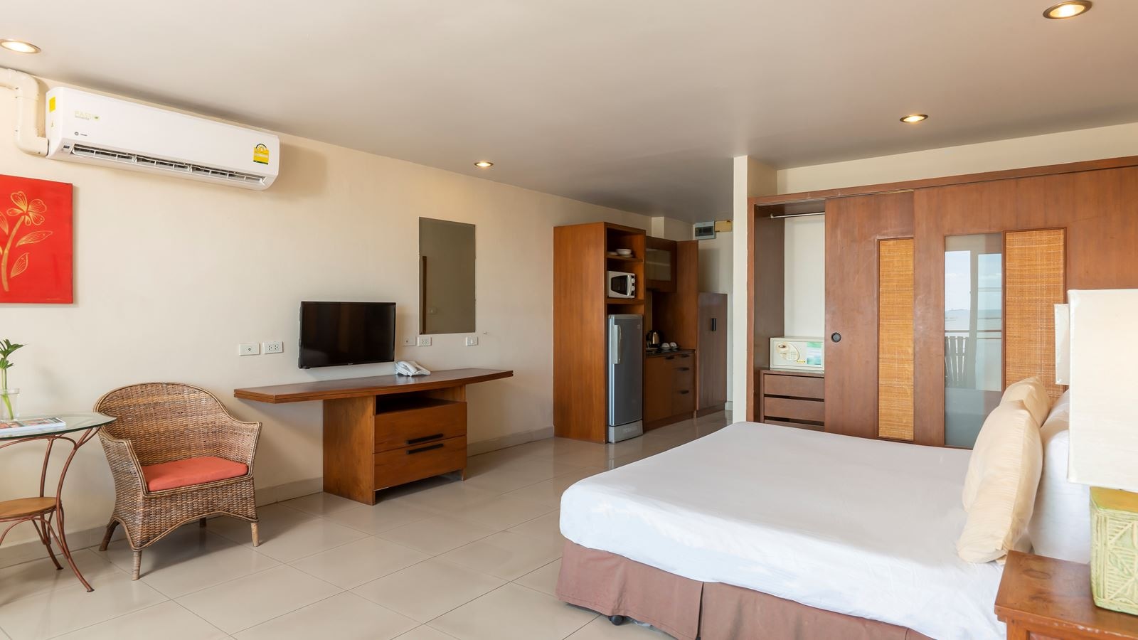 rooms-deluxe-sea-view--double-room-only-double-bed-