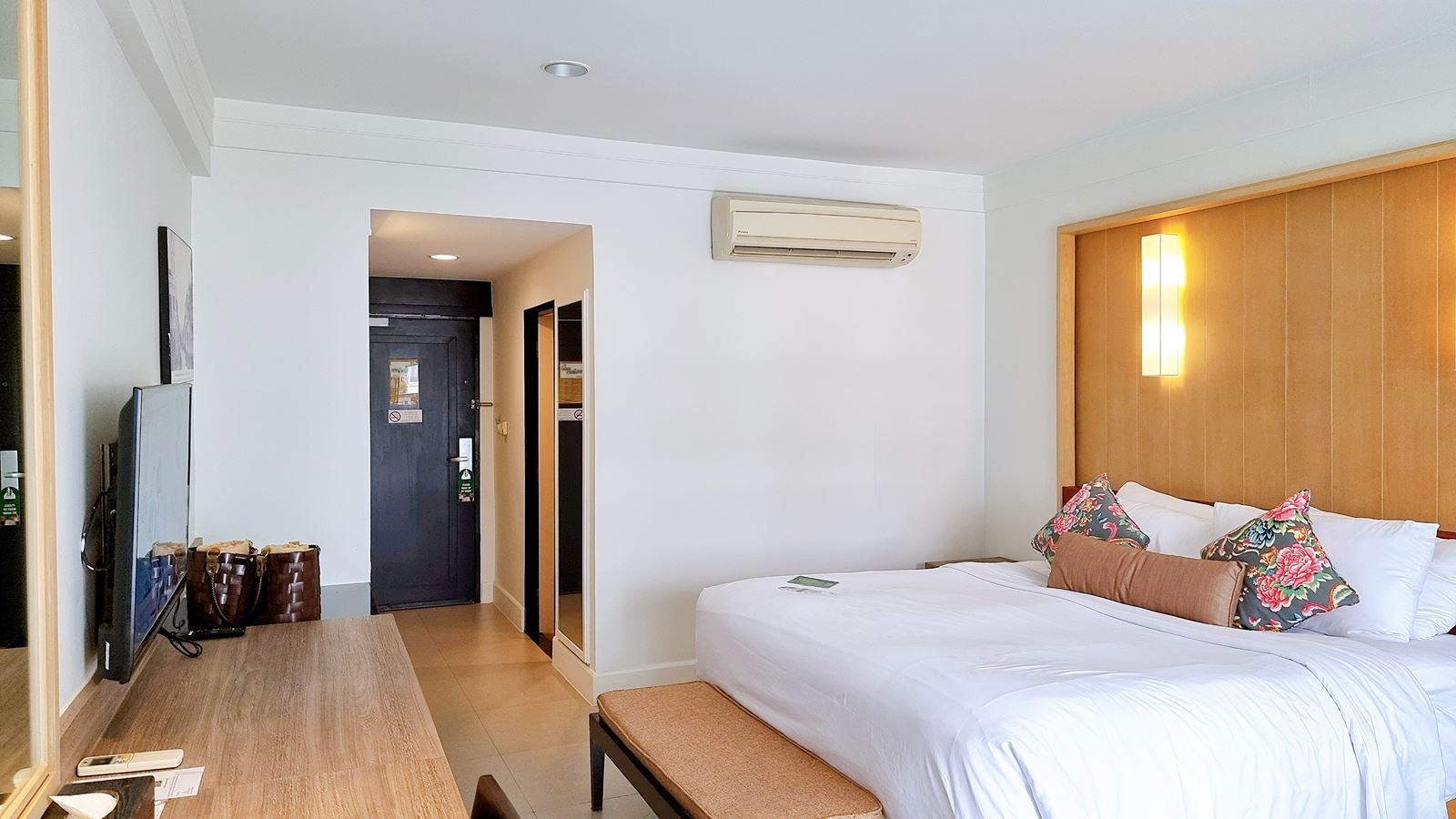 rooms-deluxe-pool-view