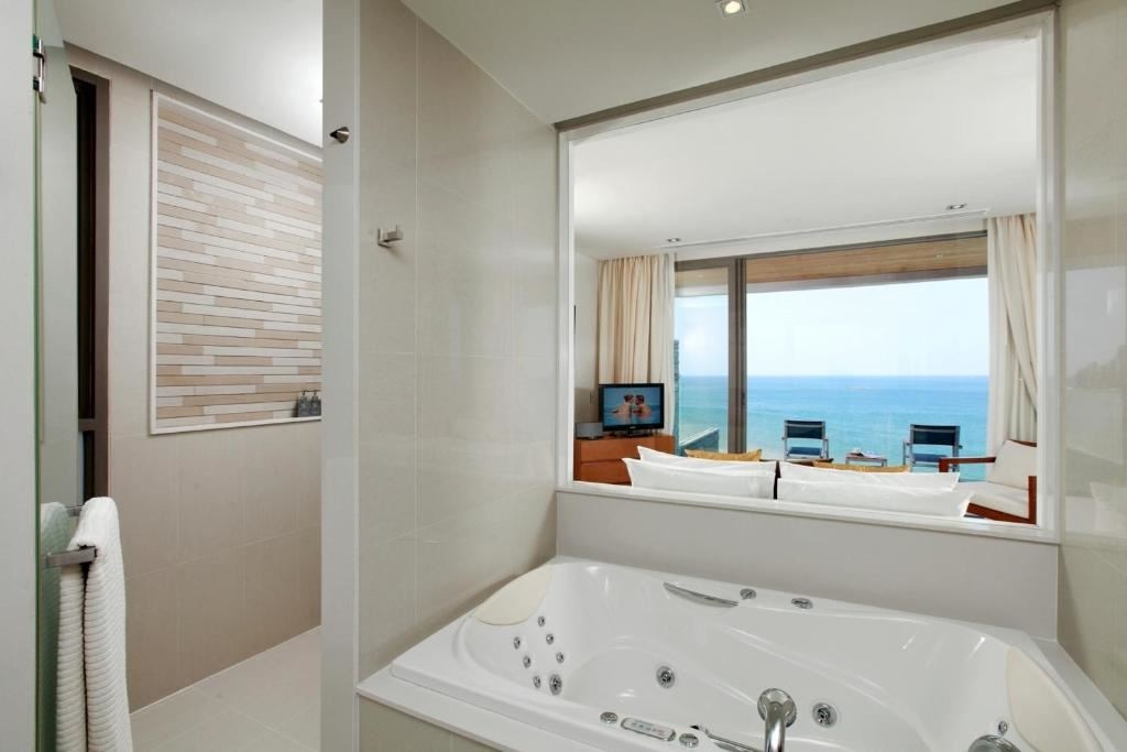 rooms-4-bedroom-ocean-front-pool-villa