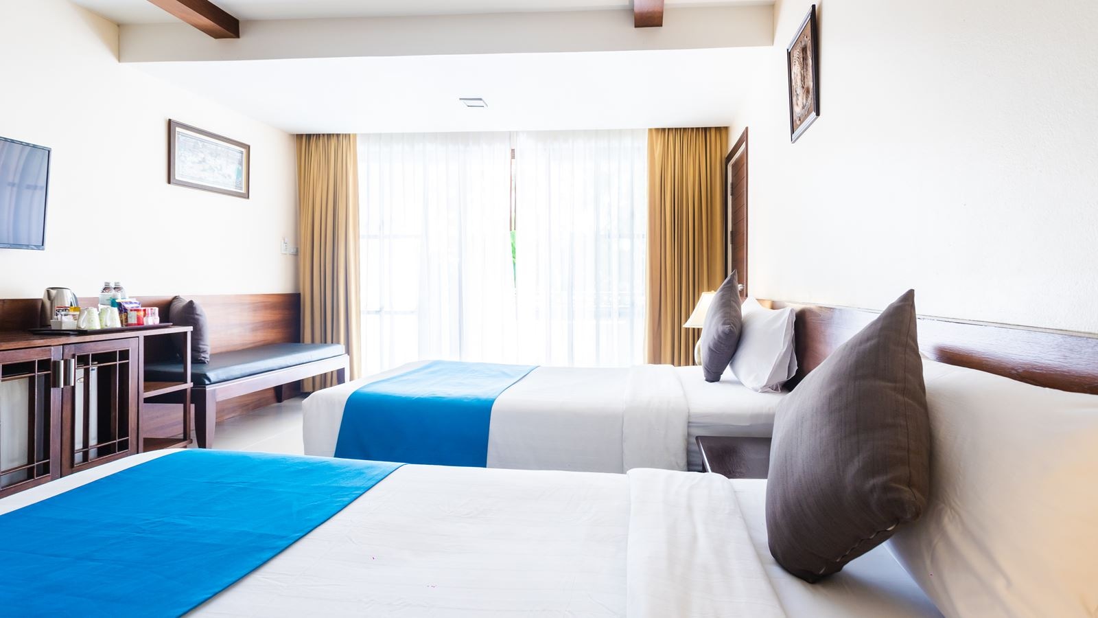 rooms-deluxe-pool-wing