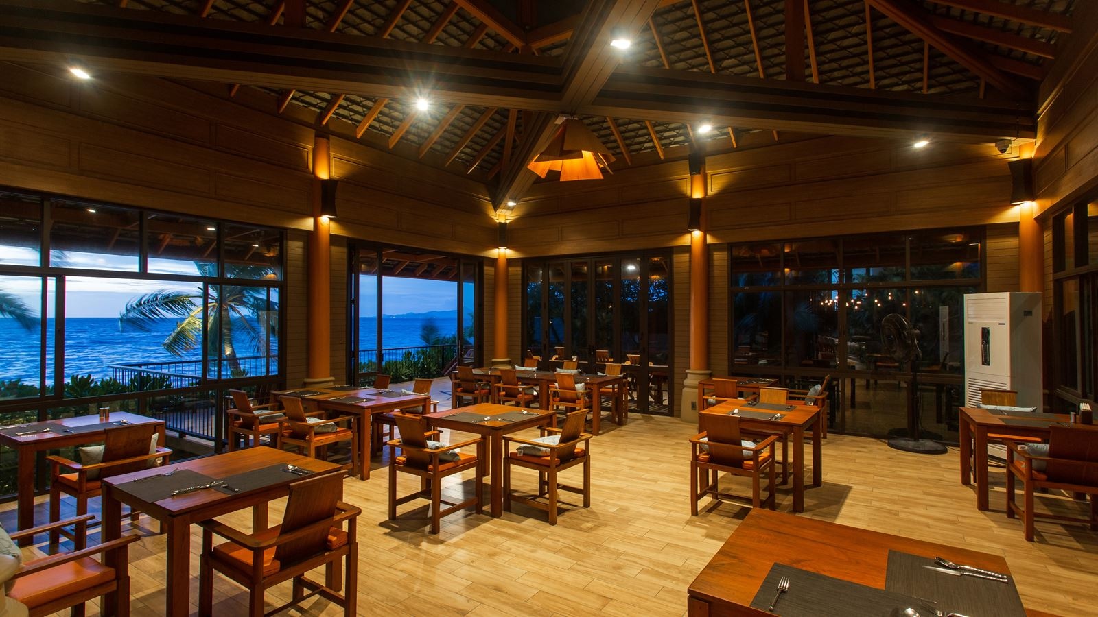 restaurants-the-breeze-restaurant