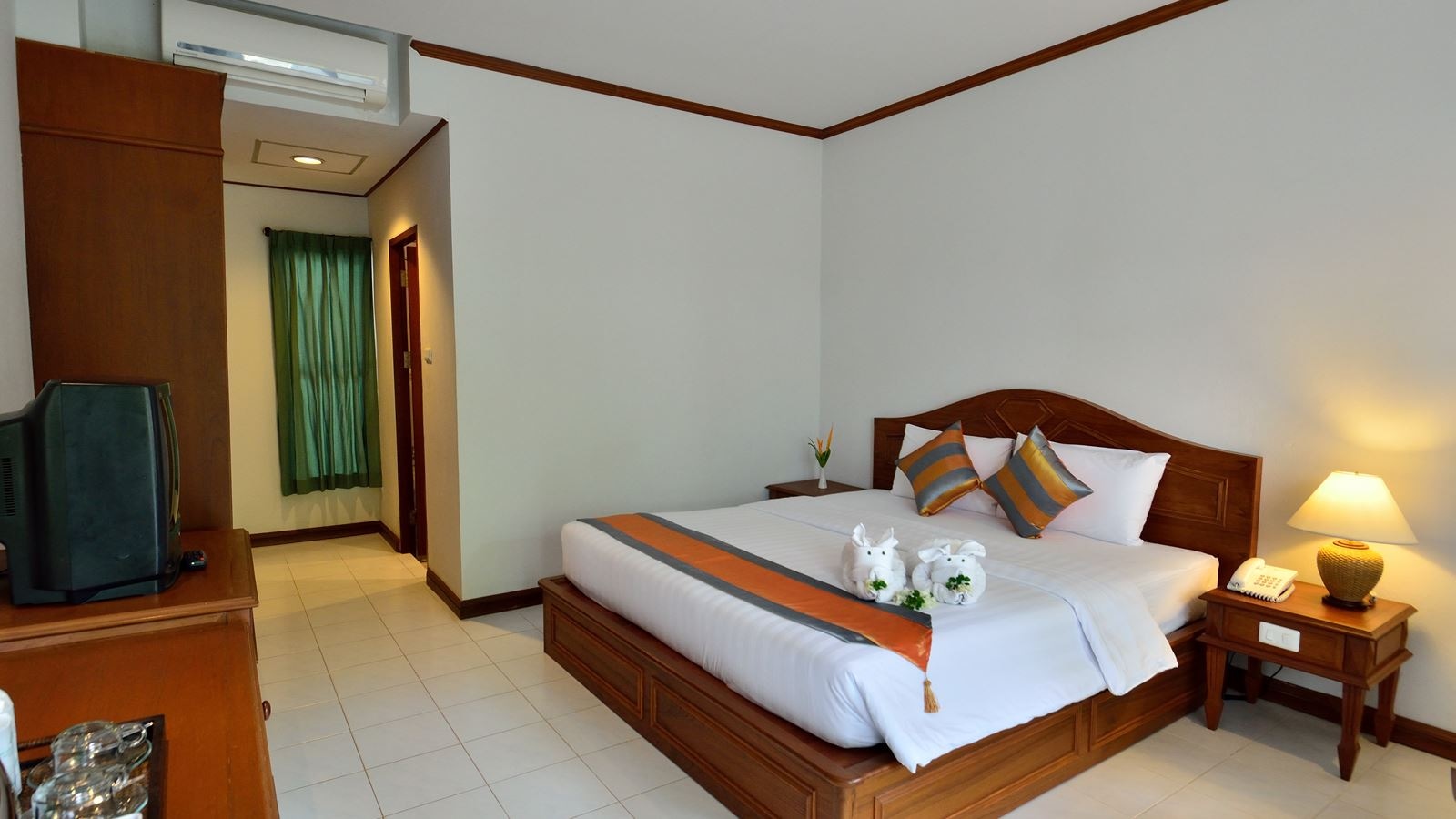 rooms-deluxe-room-building