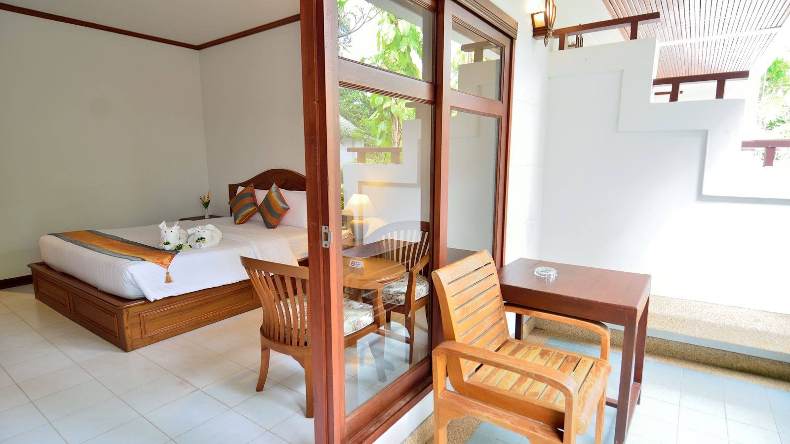 rooms-deluxe-room-building