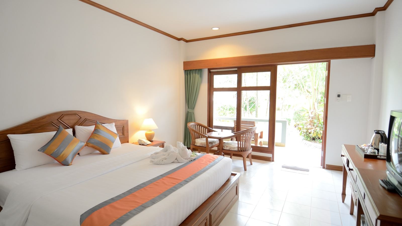 rooms-deluxe-room-building