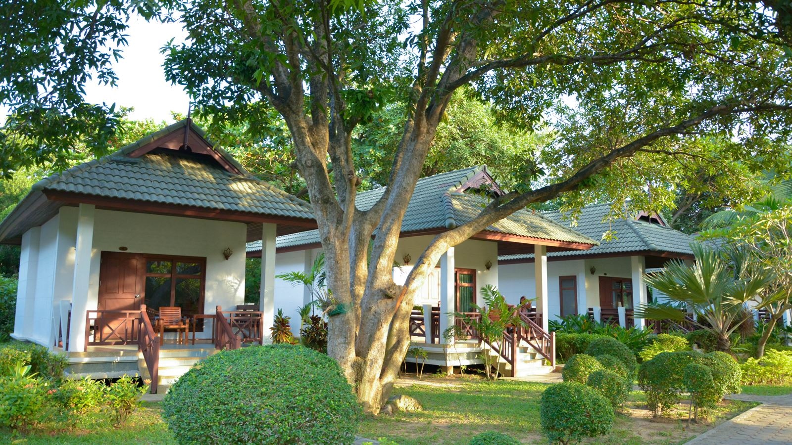 rooms-poolside-bungalow