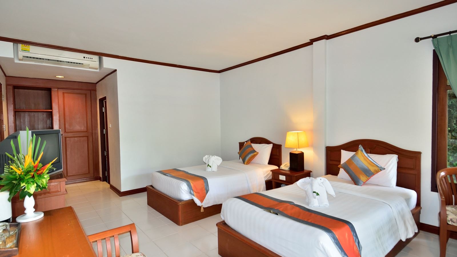 rooms-poolside-bungalow