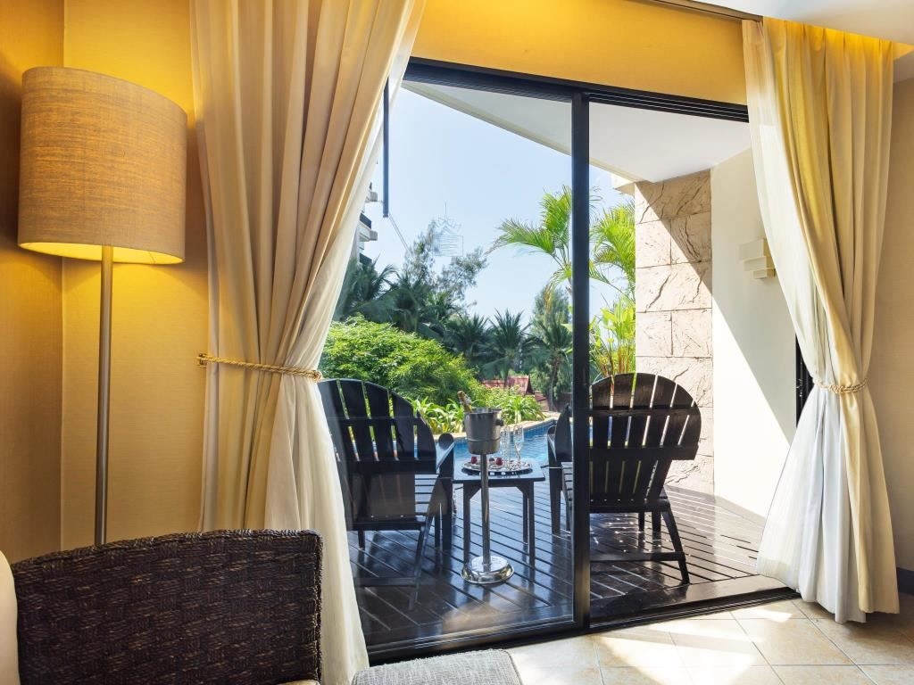 rooms-deluxe-pool-access