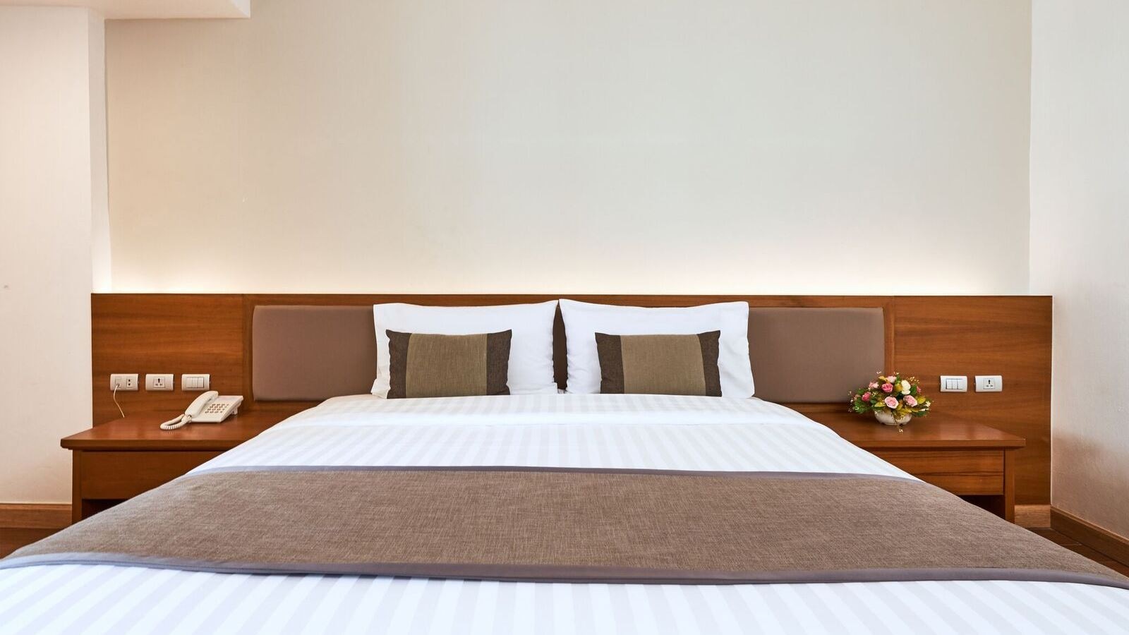 rooms-modern-superior-room