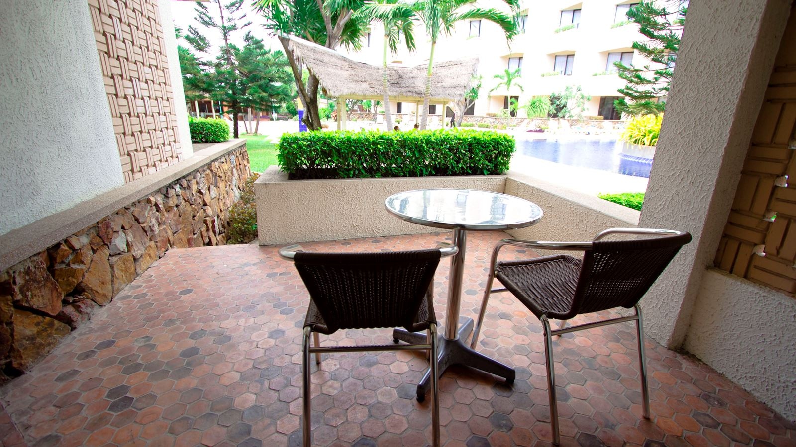 rooms-premier-pool-level