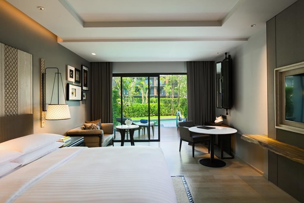 rooms-deluxe-pool-access