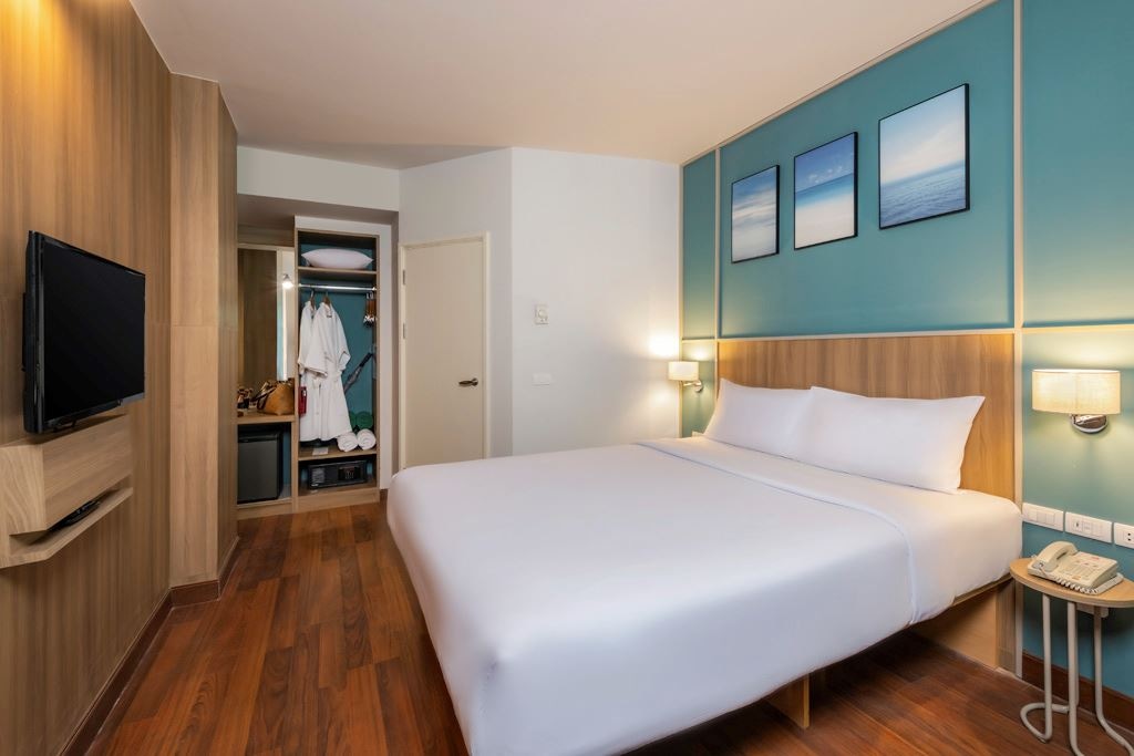 rooms-standard-1-queen-bed-sea-view