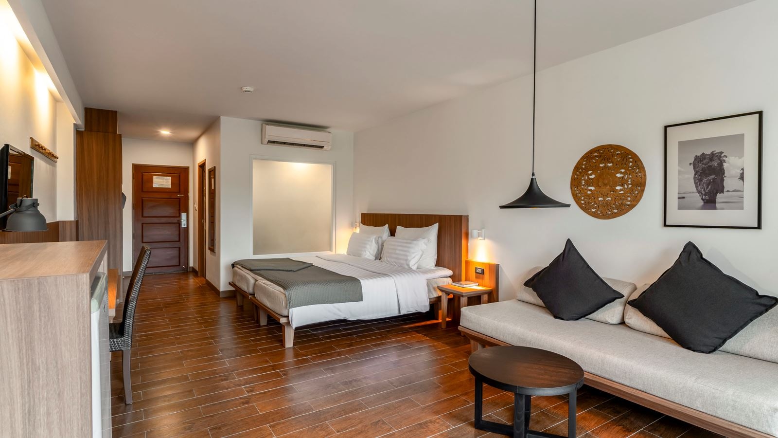 rooms-grand-deluxe-pool-view