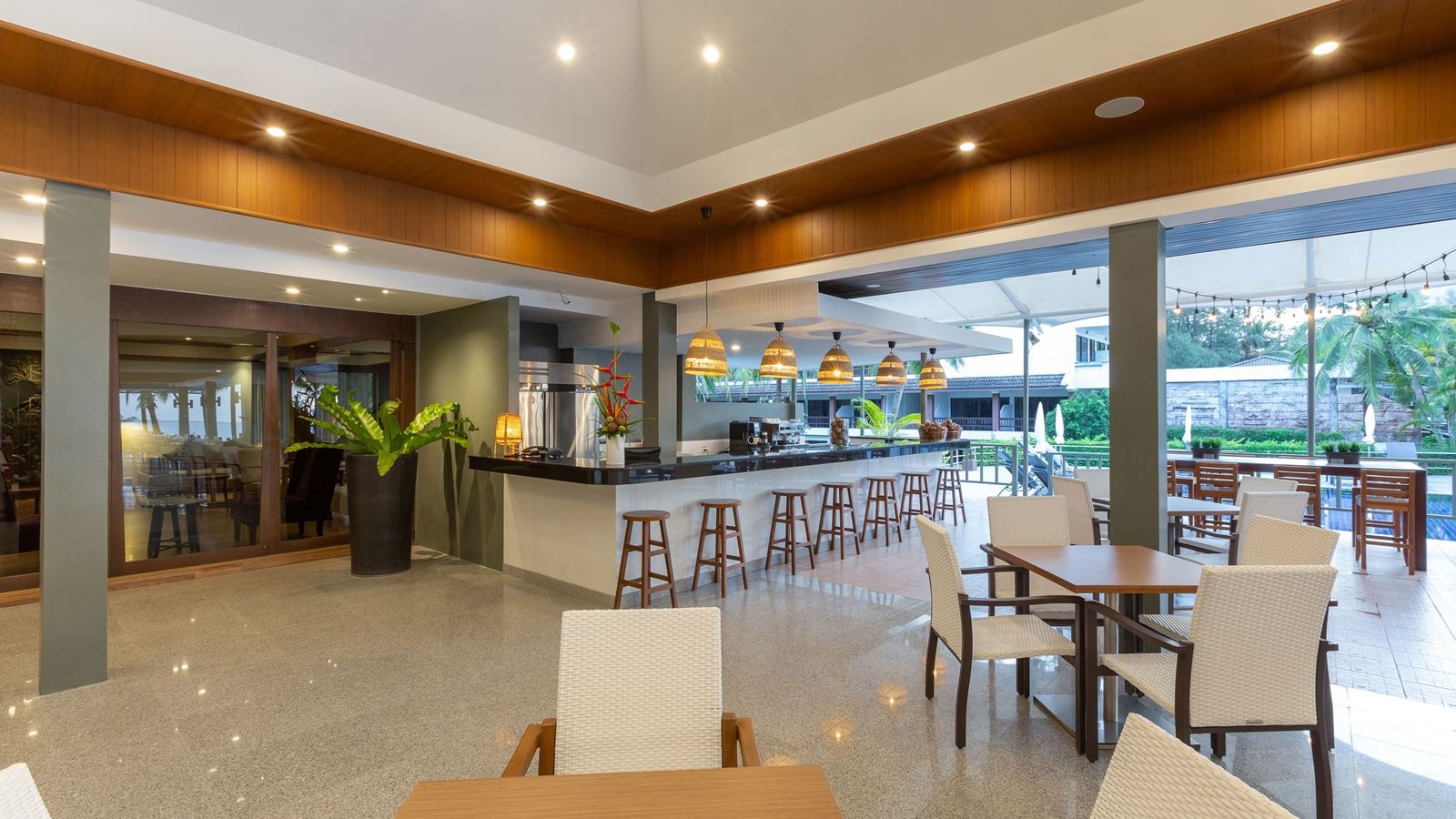 restaurants-restaurant-by-the-sea