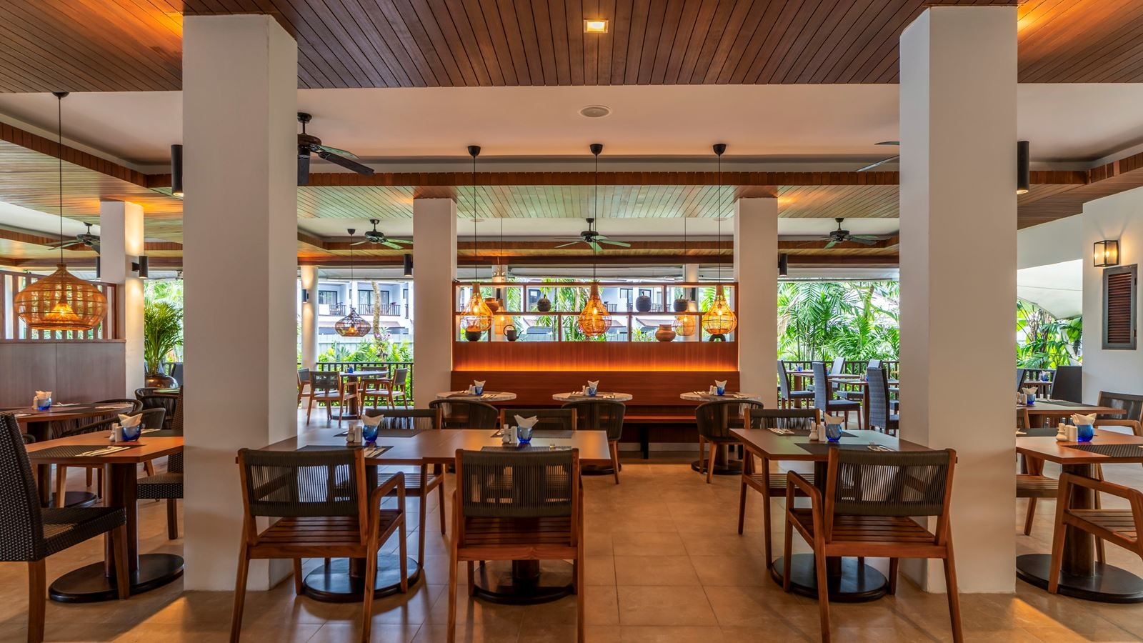 restaurants-restaurant-by-the-pool