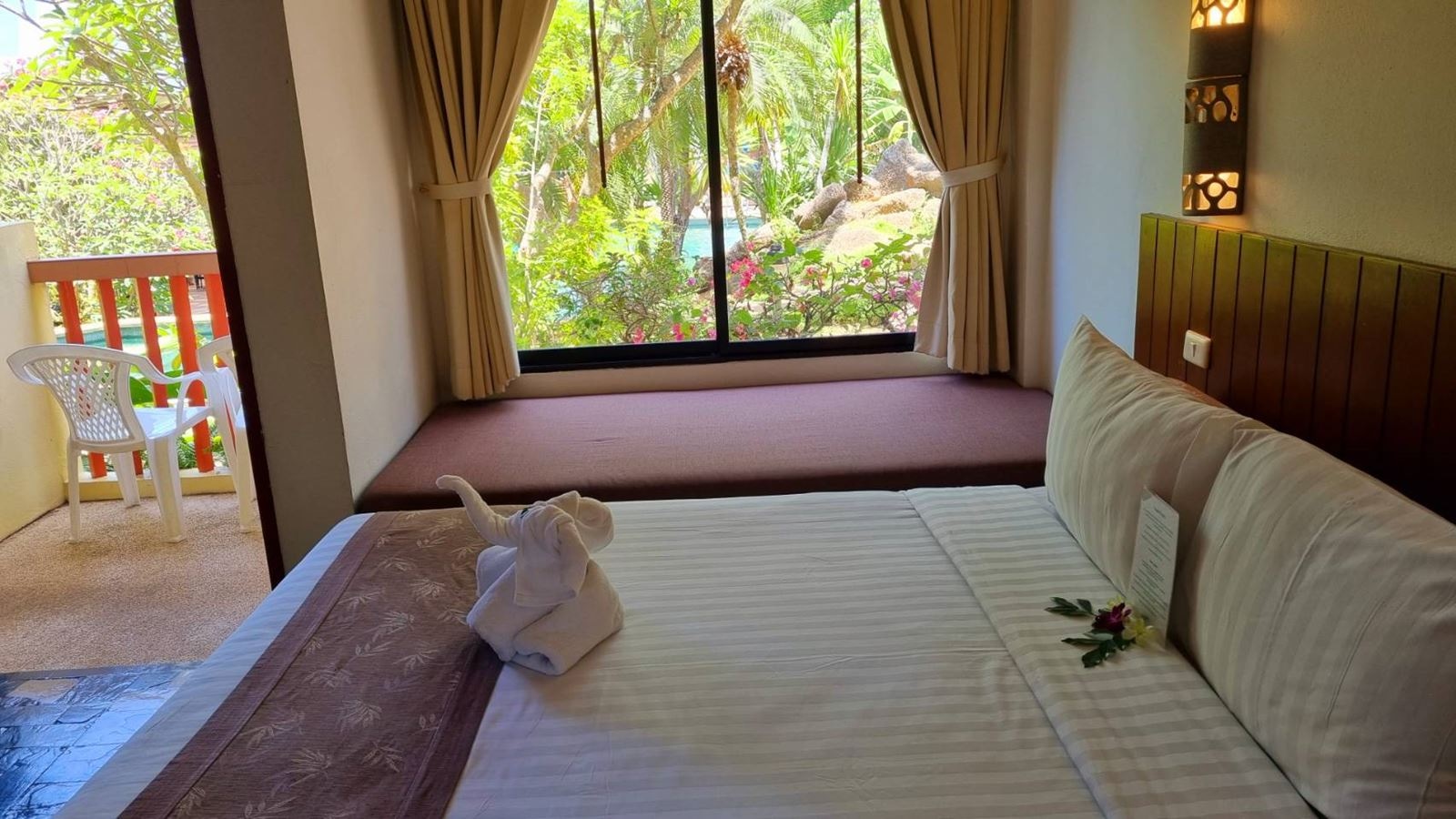 rooms-deluxe-pool-view